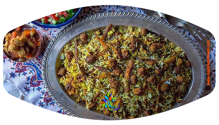کلم پلوی شیرازی یکی از لذیذترین و محبوب ترین غذاهای شیراز است. برای تهیه این غذا از کلم قمری، گوشت چرخ‌کرده، آرد نخودچی، سبزی هایی مثل ترخون، شوید، ریحان و تره استفاده می شود که عطر و طعمی خاص به غذا می دهند. ابتدا باید مخلوطی از پیاز داغ و کلم خرد شده را