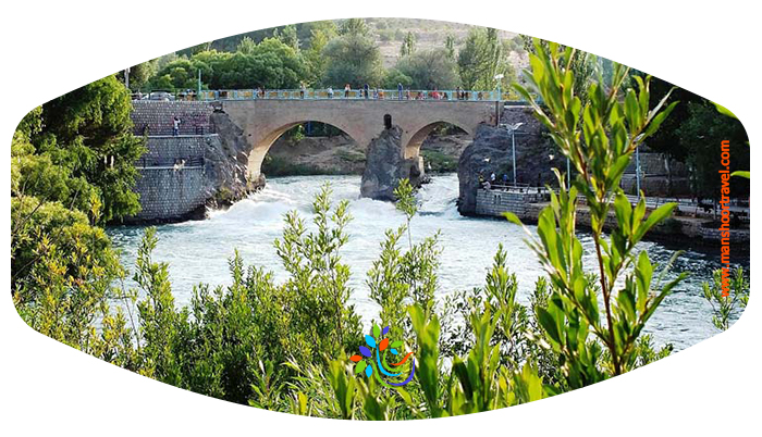 نام زاینده رود برای همه آشناست، رود زندگی بخشی که بزرگترین رودخانه فلات مرکزی ایران است و از کوه‌های زاگرس مرکزی سرچشمه گرفته و در کویر مرکزی ایران جاری می شو د تا اینکه سر انجام به تالاب گاوخونی می ریزد. این رود میزبان پل های متعددی است که دارای ارزش تار