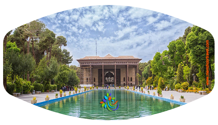 معرفی عمارت چهلستون اصفهان | نمونه ای از یک باغ سلطنتی در دوره صفوی  عمارت چهل ستون که بالغ بر ۶۷۰۰۰ متر مربع مساحت دارد، در دوره شاع عباس اول کار احداث آن آغاز شد و در وسط آن عمارتی ساخته شد . شاه عباس اول، کوشکی درمیان باغ بنا نهاد که این کوشک هسته اولی