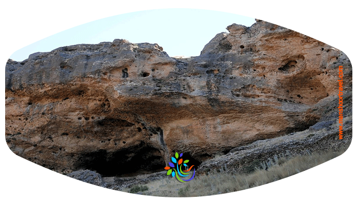 راه شهر دیواندره در استان کردستان را در پیش می‌گیریم و بدون هیچ معطلی به سراغ غار کرفتو در 70 کیلومتری شمال این شهر می‌رویم. غاری که به عنوان بزرگترین غار دست‌کند و طولانی‌ترین غار تاریخی ایران شناخته می‌شود و دو بخش طبیعی و دست‌کند دارد. بخش دست‌کند غار 