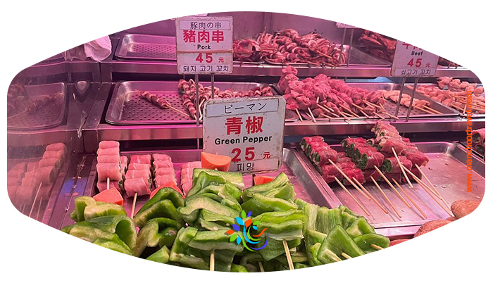 معروف ترین غذاهای چینی    1- مرغ گنگ بائو | Gong Bao Chicken  گنگ بائو غذایی است که در همه ی نواحی چین طرفداران خاص خودش را دارد. این غذا نوعی مرغ کبابی تند است که با انواع آجیل، بخصوص بادام زمینی مخلوط می گردد.