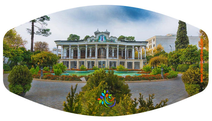 عمارت شاپوری شیراز یکی از زیباترین باغ ها و ساختمان های شهر شیراز می باشد که با 4600 متر مربع مساحت در محله انوری شیراز و درخیابان کریم خان قرار دارد. این عمارت دو طبقه که متعلق به عبدالصاحب شاپوری تاجر بزرگ شرازی بود در دوره پهلوی اول و بین سالهای 1310 ت