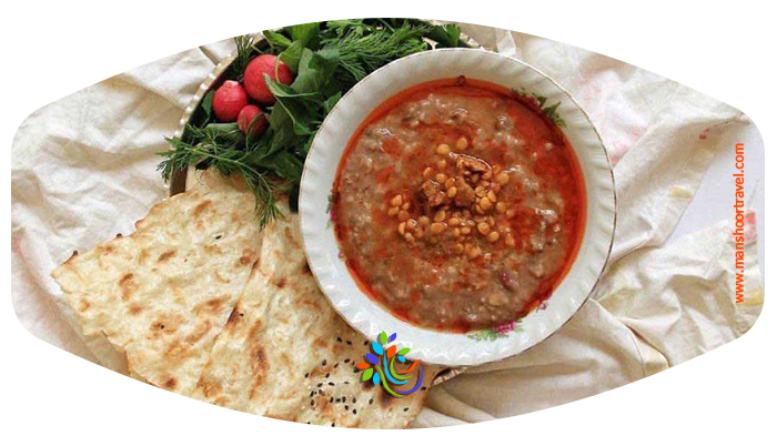 غذاهای سنتی مشهد  شله مشهدی  شله مشهدی را می‌توان گل سرسبد خوشمزه‌های مشهد دانست، نوعی آش خوشمزه و متفاوت که یکی از نذری‌های اصلی مردم شهر است و مشهدی‌ها آن را با نام «شُله» می‌شناسند. حبوباتی همچون لوبیا چیتی، لوبیا سفید، لوبیا رشتی، ماش و عدس در این غذا